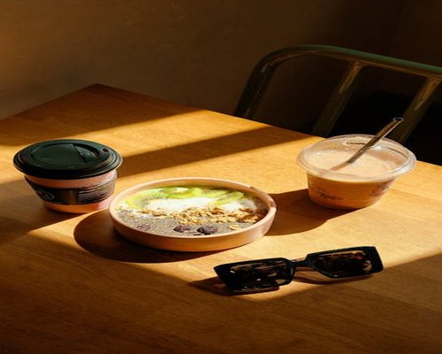 Suasana cerah di pagi hari dengan makanan sehat di atas meja kayu